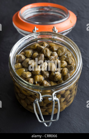 Capperi in vetro vaso di storage Foto Stock