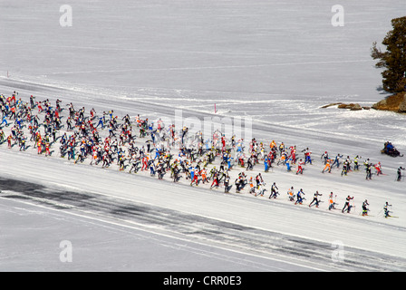 Cross-Country Skiier durante l Engadin Ski Marathon, Engadina alta valle, Svizzera Foto Stock