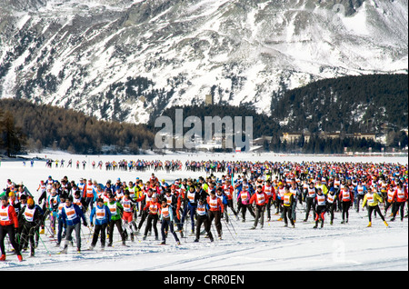 Sci di fondo durante la maratona di Engadin, Engadina, Svizzera Foto Stock