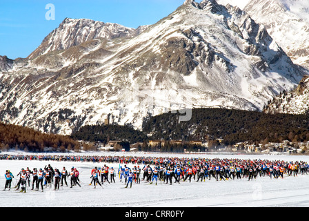 Cross-Country Skiier durante l Engadin Ski Marathon, Engadina alta valle, Svizzera Foto Stock