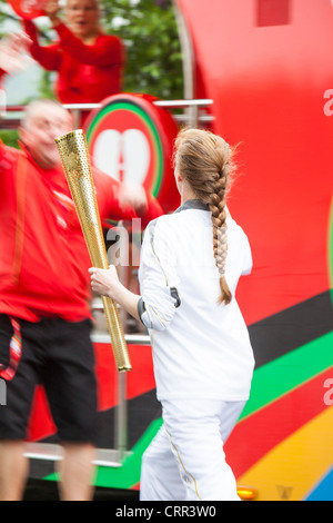 La fiamma olimpica voce attraverso Ambleside nel distretto del lago, UK. Foto Stock