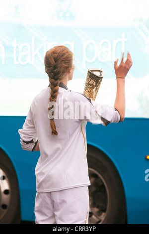 La fiamma olimpica voce attraverso Ambleside nel distretto del lago, UK. Foto Stock