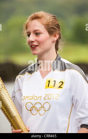 La fiamma olimpica voce attraverso Ambleside nel distretto del lago, UK. Foto Stock