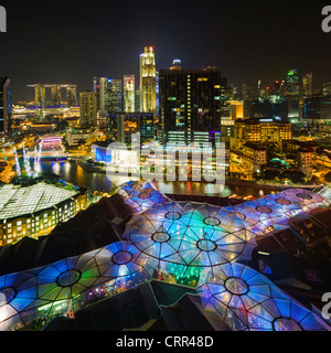 Il Sud Est asiatico, Singapore, vista in elevazione sopra il quartiere degli intrattenimenti di Clarke Quay, il fiume Singapore e dello skyline della città Foto Stock