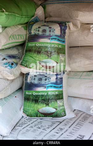 Sacchi di riso per la vendita in Kerala Foto Stock