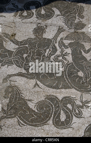 Ostia Antica. Terme di Buticosus. 1° - 2° secolo D.C. Caldarium. Mosaico raffigurante il Triton e nereide. In prossimità di Roma. Foto Stock