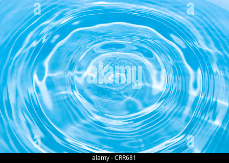 Increspata superficie di acqua con gocce Foto Stock