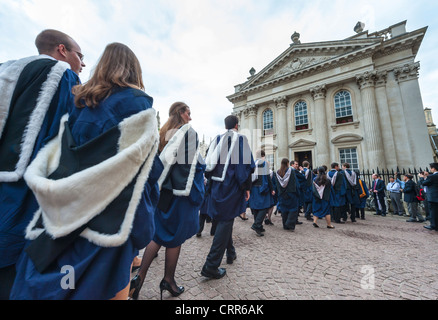 Gli studenti la laurea all'Università di Cambridge Foto Stock