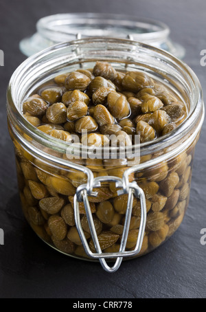 Capperi in vetro vaso di storage Foto Stock