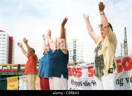 Il Falun Gong, pendente meditare pubblicamente a Berlino Foto Stock