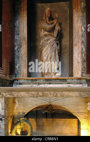 Europa Italia Lazio Lazio Roma Piazza della Rotonda Pantheon Rafaello la tomba all'interno del Pantheon Foto Stock