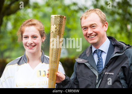 La fiamma olimpica voce attraverso Ambleside nel distretto del lago, UK. Foto Stock