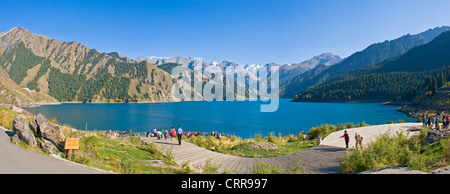 A 2 foto panoramiche di cucitura del turismo locale presso il ristorante cinese alpine beauty spot, lago celeste. Foto Stock