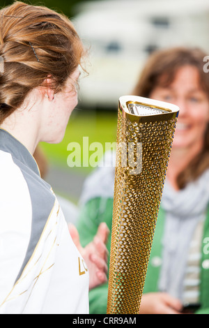 La fiamma olimpica voce attraverso Ambleside nel distretto del lago, UK. Foto Stock