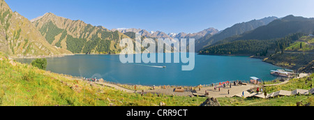 A 3 foto panoramiche di cucitura del turismo locale presso il ristorante cinese alpine beauty spot, lago celeste. Foto Stock