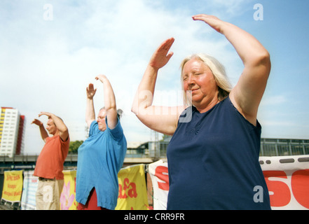 Il Falun Gong, pendente meditare pubblicamente a Berlino Foto Stock