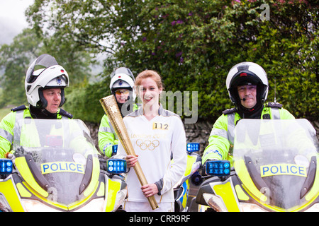 La fiamma olimpica voce attraverso Ambleside nel distretto del lago, UK. Foto Stock