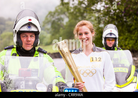 La fiamma olimpica voce attraverso Ambleside nel distretto del lago, UK. Foto Stock