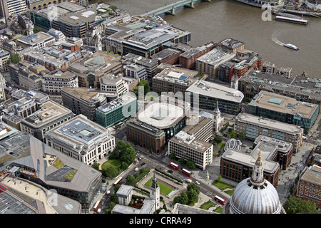 Vista aerea della zona di London EC4 dove Cannon Street e Queen Victoria Street soddisfare guardando verso Southwark Bridge Foto Stock