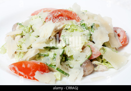 Con insalata di verdure fresche e funghi fritti Foto Stock