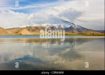 Un panorama del Lago Karakul o Karakuli ("Lago nero') con Mt Kongur Tagh (7,649 m) in background. Foto Stock