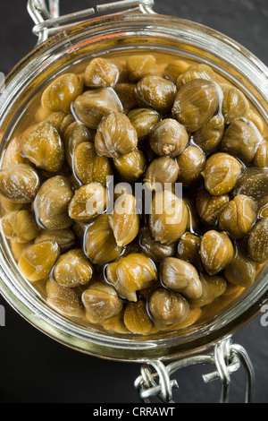 Capperi in vetro vaso di storage Foto Stock