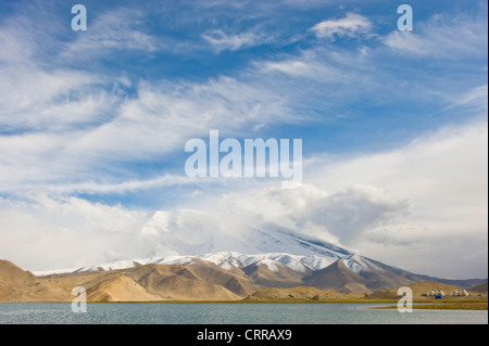 Un panorama del Lago Karakul o Karakuli ("Lago nero') con Mt Kongur Tagh (7,649 m) in background. Foto Stock