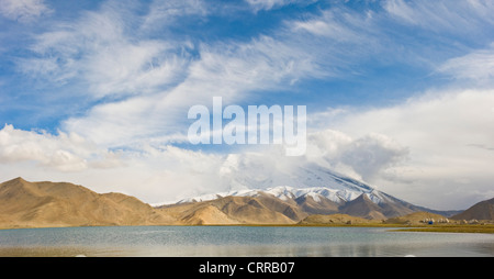 A 2 foto stitch paesaggio panoramico vista Lago Karakul o Karakuli ("Lago nero') con Mt Kongur Tagh in background. Foto Stock