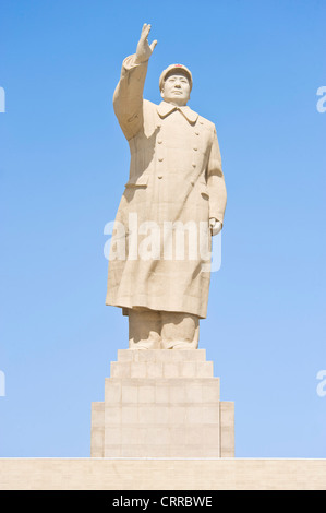 Il 18mtr alta statua dell ex leader cinese Mao Zedong di fronte alla piazza della città di Kashgar. Foto Stock