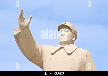 Il 18mtr alta statua dell ex leader cinese Mao Zedong di fronte alla piazza della città di Kashgar. Foto Stock