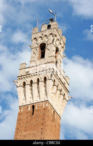 Dettaglio della Torre del Mangia (Torre del Mangia), il Palazzo Comunale di Siena, Toscana, Italia. Foto Stock