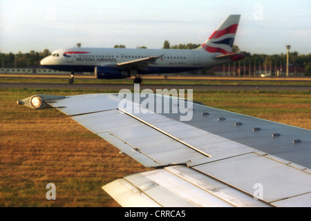 Vista sull'ala di un aereo in fase di decollo su una macchina Foto Stock