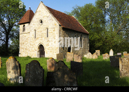 Villaggio Chiesa in cantiere grave in un giorno caldo Foto Stock