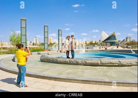 Ragazze cinesi di scattare fotografie di ogni altro nel Parco Donghu con il padiglione dietro a Kashgar. Foto Stock