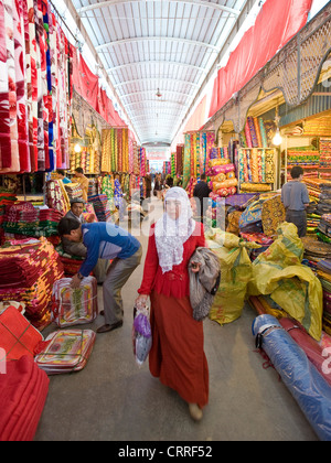 Uyghur popolo cinese e coloratissimi rotoli di tessuto di seta in Asia Western-Central mercato () Bazaar di Kashgar. Foto Stock