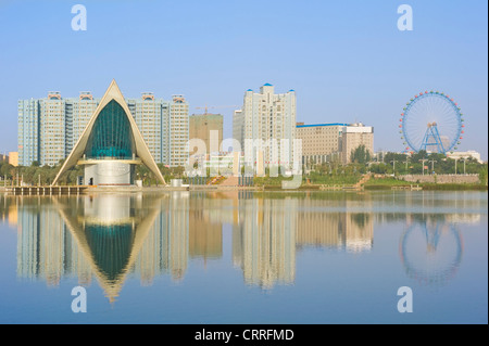 Una vista del padiglione nel Parco Donghu con Kashgar cityscape dietro. Foto Stock