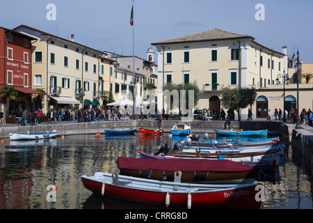 Le barche nel porto, Lazise, Lago di Garda, regione Veneto, provincia di Verona, Italia, Europa Foto Stock