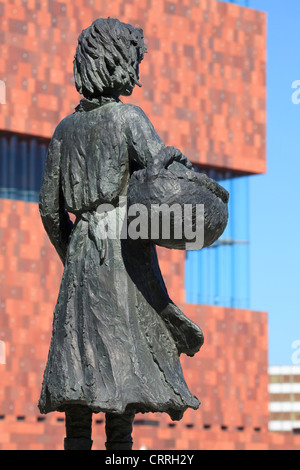 Statua di Suske all'esterno del Museo aan de Stroom (MAS) ad Anversa, in Belgio Foto Stock