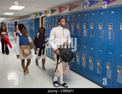 Gli studenti afroamericani nel corridoio della pubblica carta di alta scuola in Houston, Texas Foto Stock
