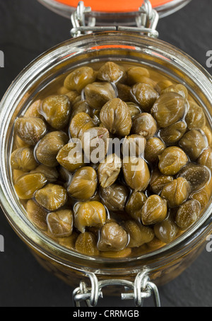 Capperi in vetro vaso di storage Foto Stock