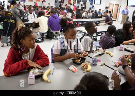 Gruppi di studenti di interagire durante il pranzo presso un pubblico scuola charter a Houston, Texas Foto Stock