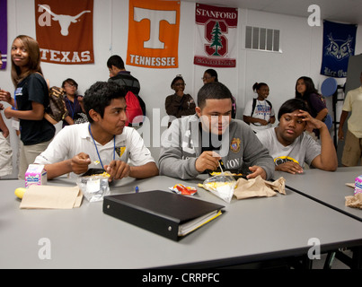 Gruppi di studenti di interagire durante il pranzo presso un pubblico scuola charter a Houston, Texas Foto Stock