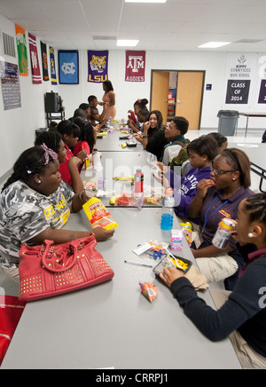 Gruppi di studenti di interagire durante il pranzo presso un pubblico scuola charter a Houston, Texas Foto Stock