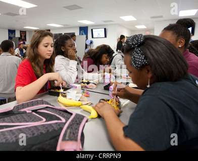 Gruppi di studenti di interagire durante il pranzo presso un pubblico scuola charter a Houston, Texas Foto Stock