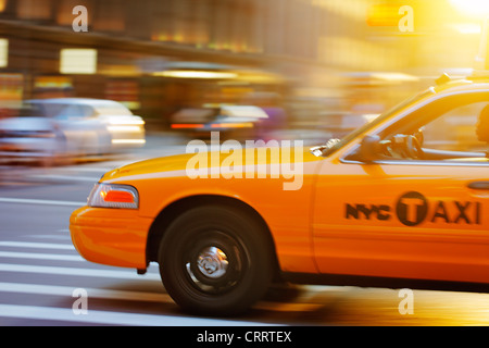 La città di NEW YORK, Stati Uniti d'America - 8 giugno: immagini sfocate di una cabina di NYC sfrecciare in città. Giugno 8, 2012 in New York City, Stati Uniti d'America Foto Stock
