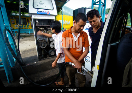 Le pompe di benzina su una manovella a mano la pompa benzina in Nepal Foto Stock