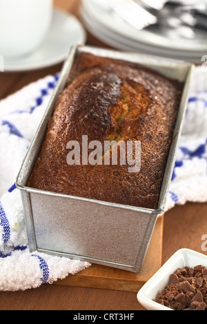 Pane appena sfornato pound la torta nella teglia da forno Foto Stock