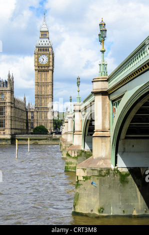 Il Big Ben, il Tamigi e Westminster Bridge 169-093435561 Elizabeth Torre (comunemente noto come Big Ben), il fiume Tamigi, e Westminster Bridge da Queens a Londra. Foto Stock