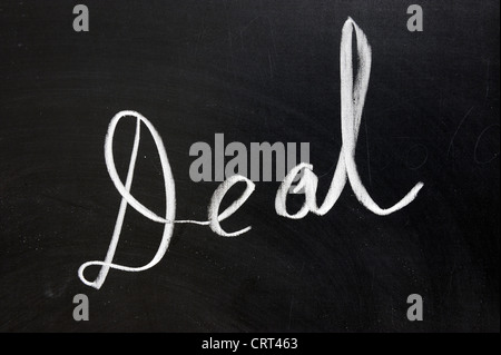 Chalk disegno - 'Deal' parola scritta sulla lavagna Foto Stock