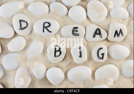 Grande Sogno parole tra il gruppo di pietre sulla sabbia Foto Stock